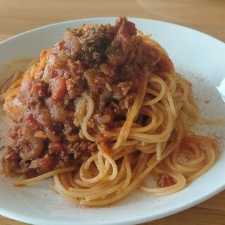 トマト缶と合いびき肉でミートソースパスタ